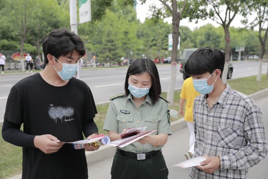 图为大厂回族自治县人民武装部工作人员为学生讲解征兵政策。 (2).JPG