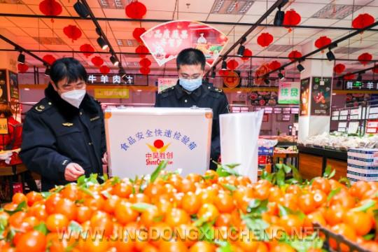 图为大厂市场监督管理局执法人员利用快速检测设备对水果、蔬菜进行快速检测。.jpg