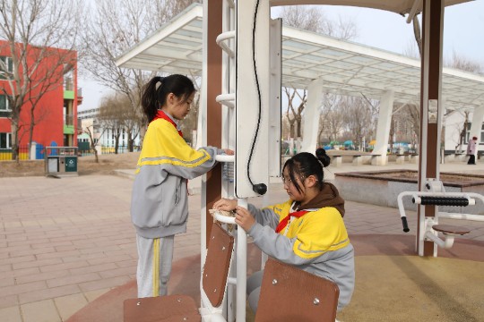 图为大厂回族自治县城区第二小学开展“学习雷锋 关爱自然”学雷锋志愿服务活动。 (2).JPG