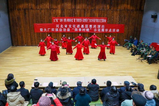 图为文艺联欢会演出现场。海涛摄.JPG